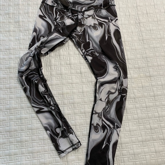 Fun Print leggings! By Gaiam - Picture 2 of 5